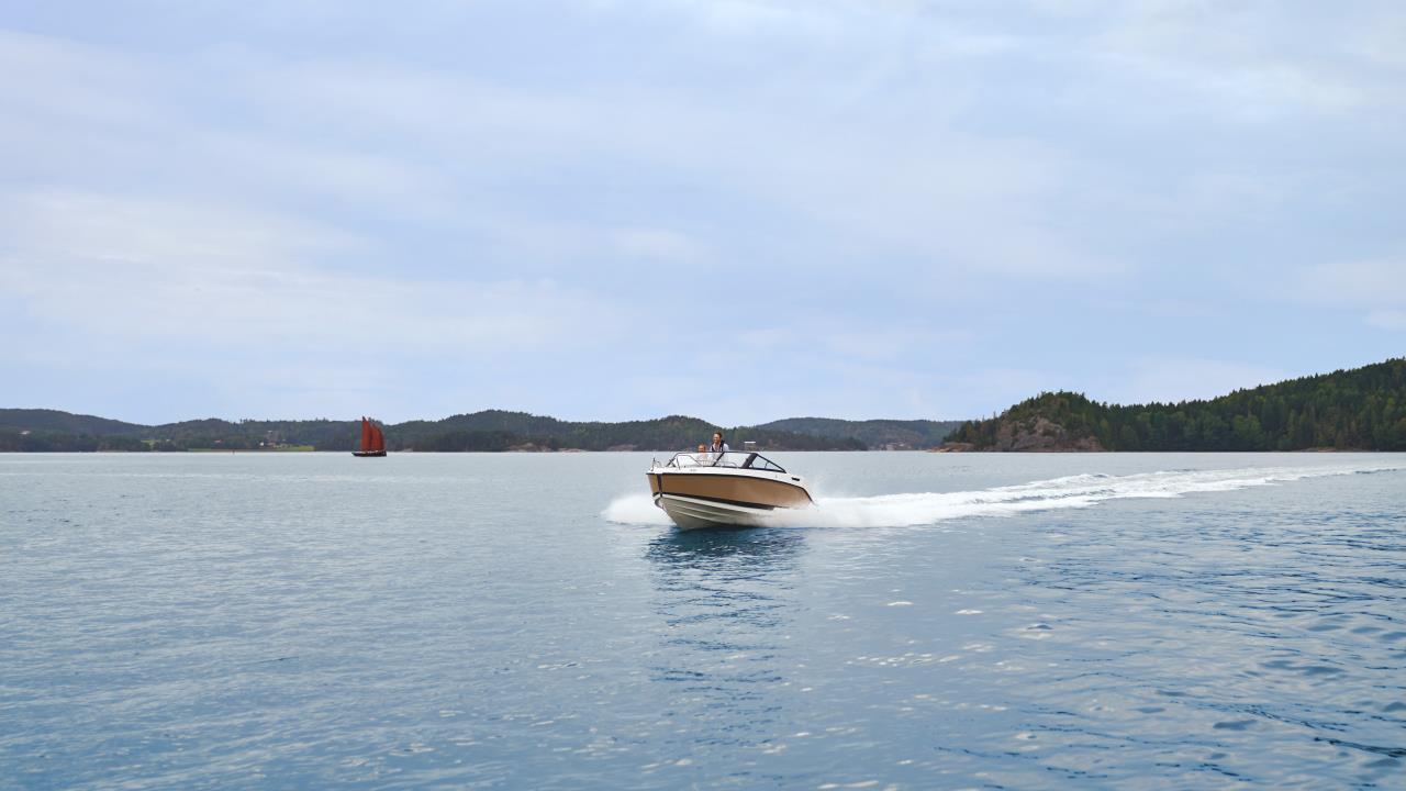 Uttern D 65 -26 Mercury F200XL DTS V6 -26 Vit båt & motor!