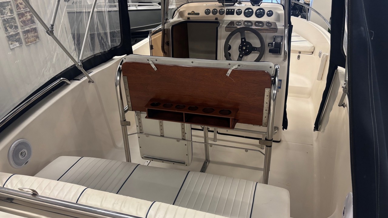 Uttern 6402 med Mercruiser 3,0 L -00