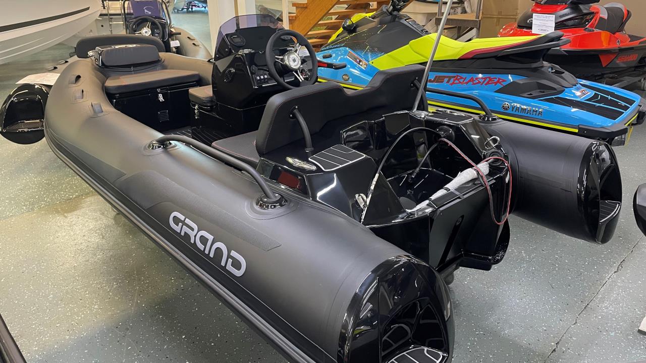 Grand 380 NF Black Edition -23 med Yamaha F30 -25