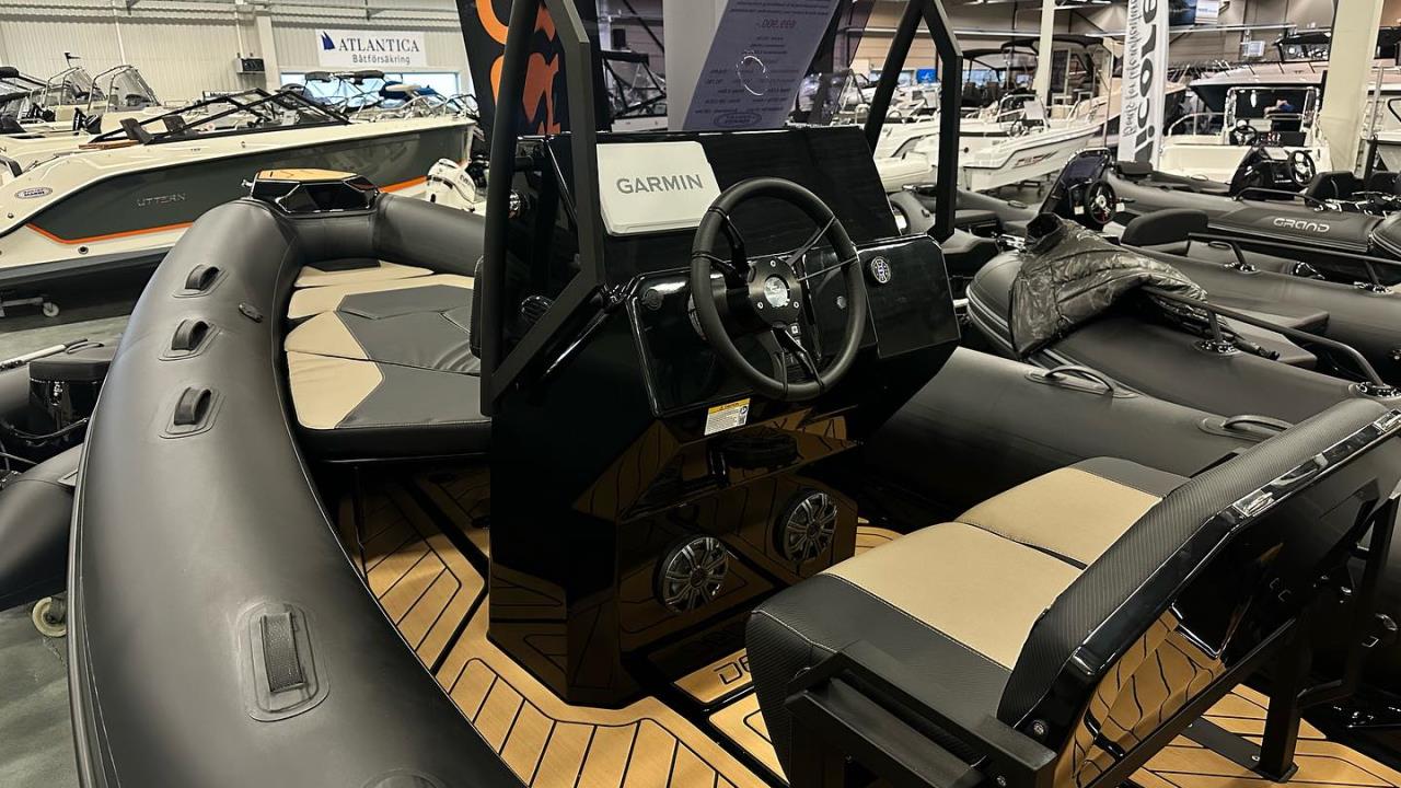 Grand 600 Lux -24 med Mercury F115 -25