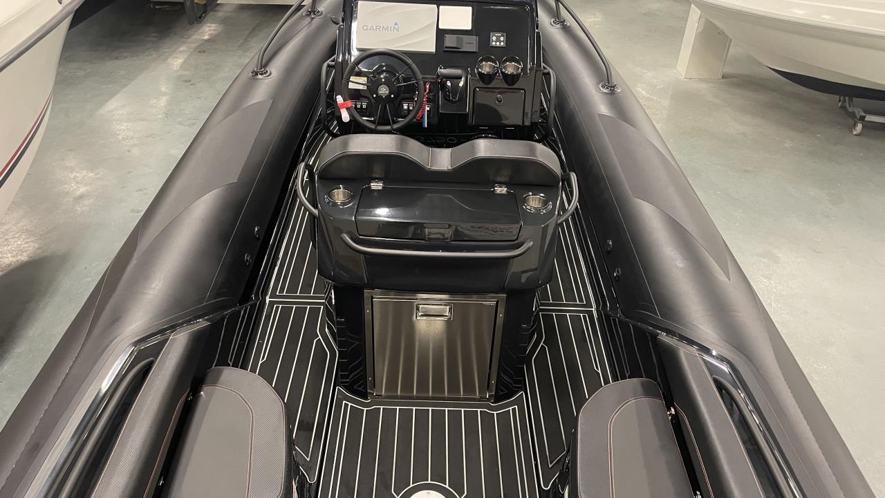 Grand 750 Black Edition -22 med Yamaha F250 NCB -23