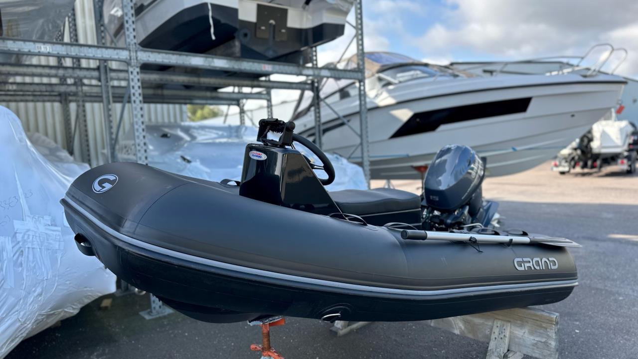 Grand 300 S med jockeysäte -23 med Yamaha F 15 CES -23