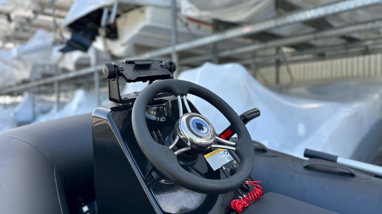 Grand 300 S med jockeysäte -23 med Yamaha F 15 CES -23