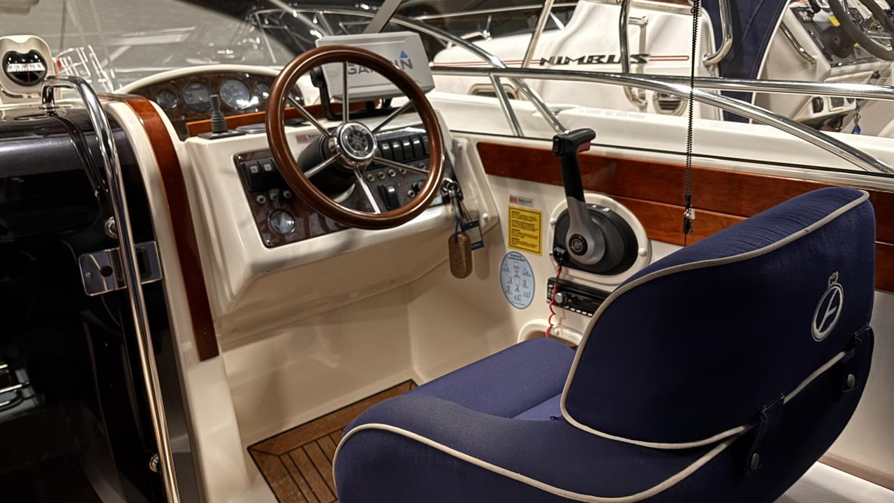 Aquador 23 DC med Mercruiser 5.0 MPI -07