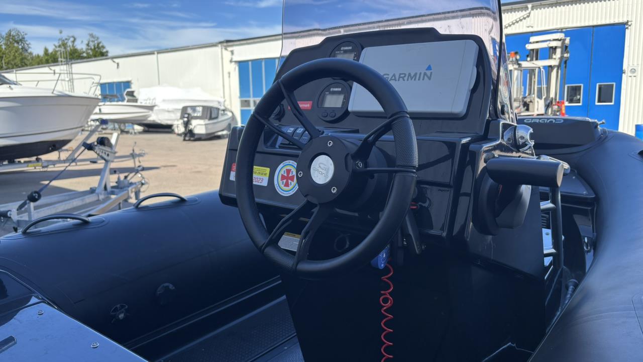 Grand 420 Black Edition -22 med Yamaha F 40 FETL -21