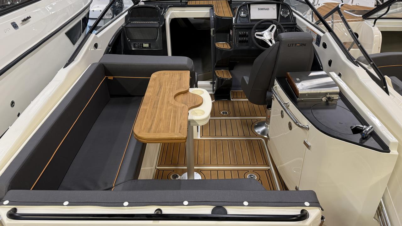 Uttern D70 med Mercury F 250 /2026/White Edition.