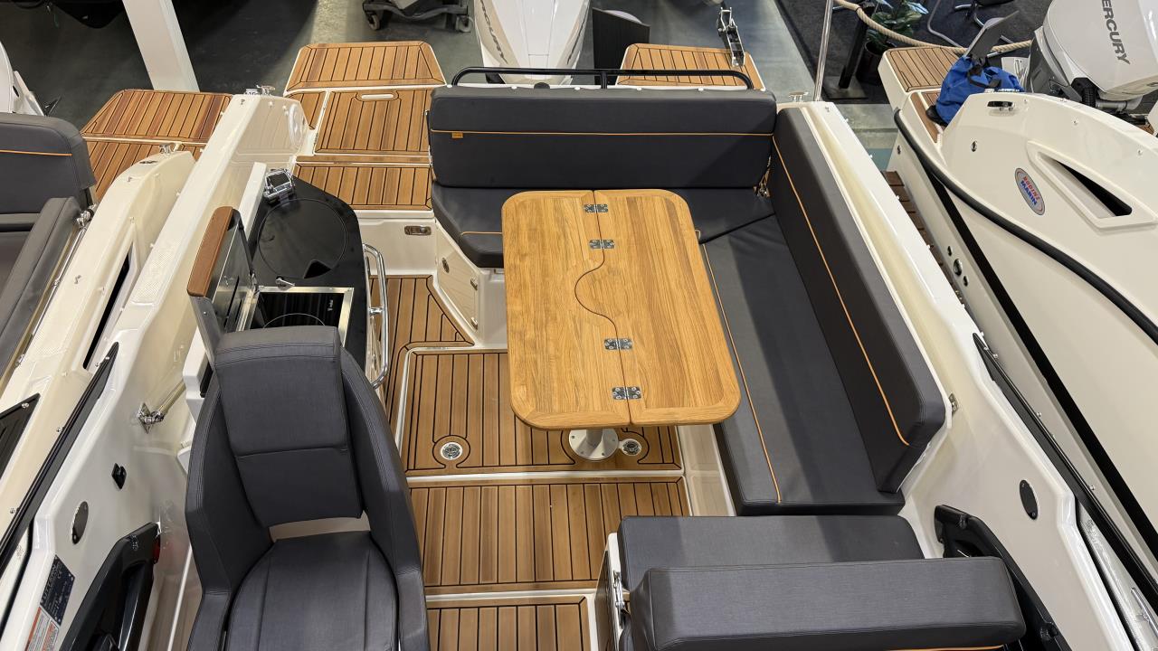 Uttern D70 med Mercury F 250 /2026/White Edition.