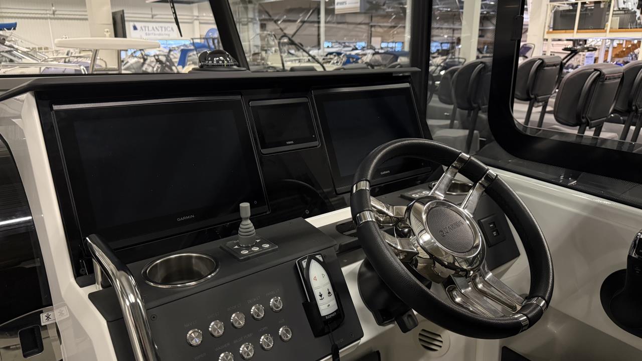 Quarken 27 Cabin med Yamaha F300 Demobåt.