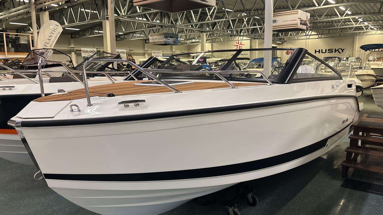 Uttern D 65 -26 Mercury F200XL DTS V6 -26 Vit båt & motor!